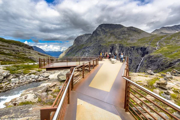 Turistas Plataforma Observação Trollstigen Estrada Atração Turística Região Mais Romsdal — Fotografia de Stock