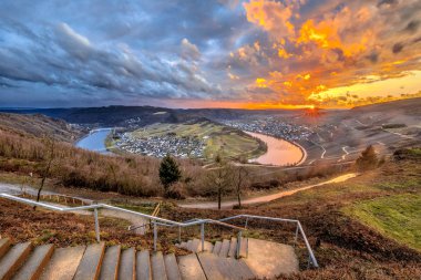 Muhteşem günbatımı üzerinde Mosel nehir havzası yakınındaki Krov, Almanya