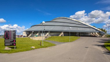 Hamar, Norveç - 01 Ağustos 2016: Oslo Vikingskipet Olympic Oval hız pateni stadyumda. Bir viking gemisi yay şeklinde.