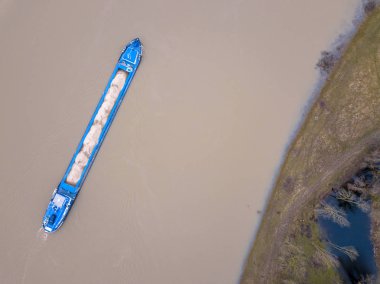 Hollandalı Ren Nehri kum yüklü yurtiçi kargo nehir gemisinin havadan görünümü