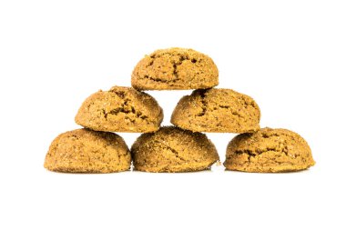 Piramit şeklinde, geleneksel pepernoten yıllık Sinterklaas tatil olay Hollanda için beyaz arka plan üzerinde 5 Aralık davranır