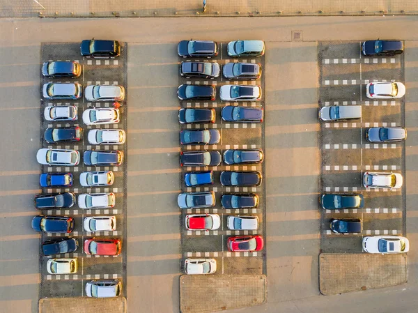 Parque Estacionamento Com Veículos Estacionados Lugares Vazios — Fotografia de Stock