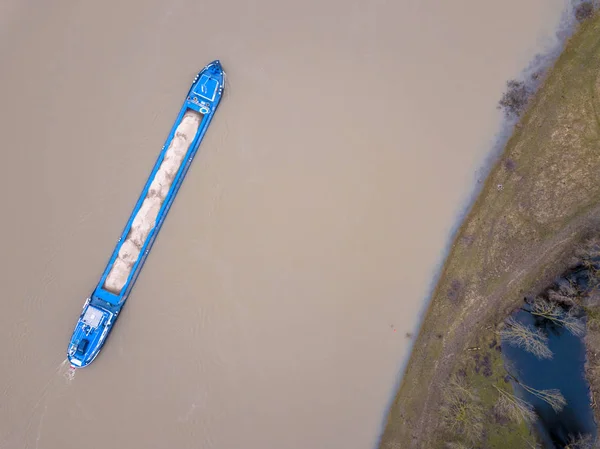 Luchtfoto Van Binnenvaart Vrachtschip Rivier Geladen Met Zand Nederlandse Rijn — Stockfoto