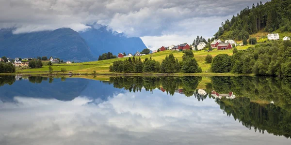 Panorama Paisaje Pueblo Nórdico Fiordo Noruego Visto Crucero Noruega —  Fotos de Stock