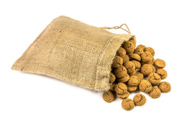 Geleneksel pepernoten, 5 Aralık 'ta Hollanda' da düzenlenen yıllık Sinterklaas bayramı etkinliği için beyaz arka planda jute çantasına konuyor.