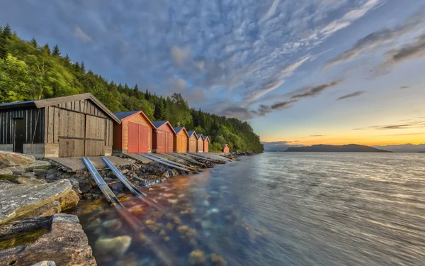 Günbatımı Üzerinde Daha Fazla Rodven Yakınındaki Renkli Boathouses Ile Norveç — Stok fotoğraf