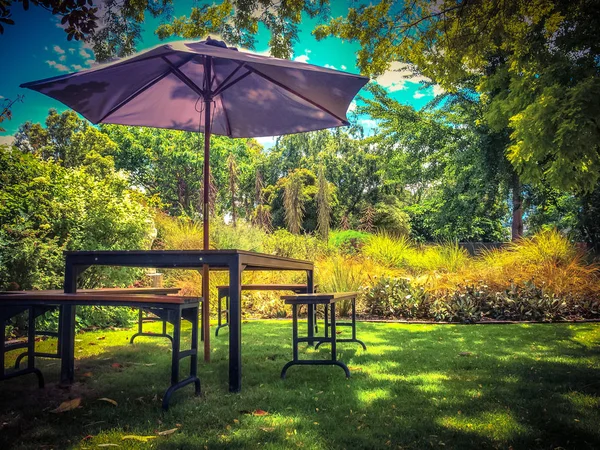Furniture Dining Table Seats Parasol Shade Lush Backyard Garden Vintage — Stock Photo, Image