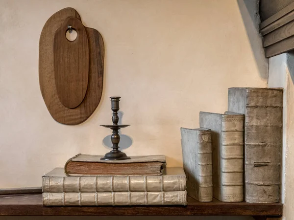 Boeken Een Plank Het Atelier Van Kunstenaar Studie Kamer Gebruikt — Stockfoto