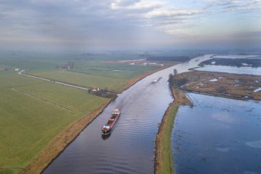 Friesland kanalda geçirerek iç kısımlardaki yük gemileri ile hava görünümünü. Hollanda