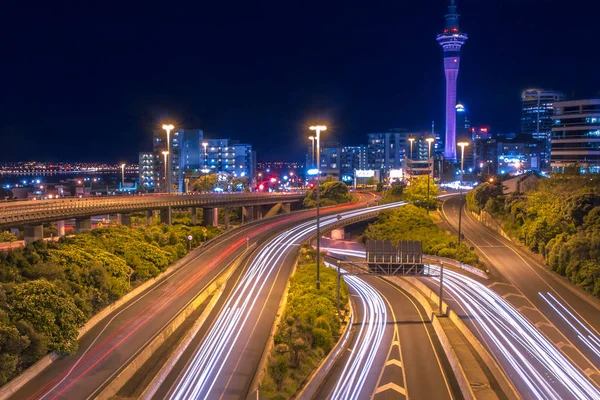 机动车路与夜交通在奥克兰市中心在地平线上 新西兰 — 图库照片