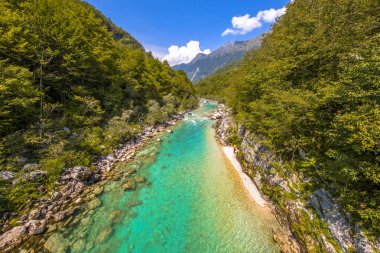 Canlı mavi Soca Nehri Vadisi Triglav Ulusal Parkı, Julian Alps, Slovenya Avrupa'da Bovec yakınındaki