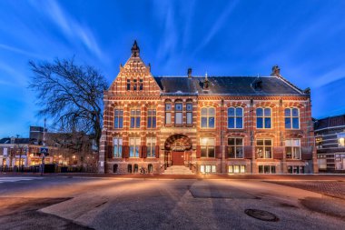Groningen, Hollanda, 27 Aralık, 2016: Groningen şehir HDR alacakaranlıkta tarihi kesiminde eski Groningen Müzesi