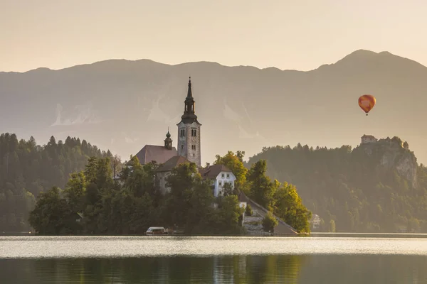 Beyaz Lake Bled Kilisede Turuncu Sıcak Hava Balonu Slovenya Europe — Stok fotoğraf