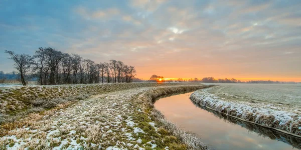 Meanderende Rivier Bevroren Landschap Vroege Ochtend Met Rijzende Zon Onder — Stockfoto