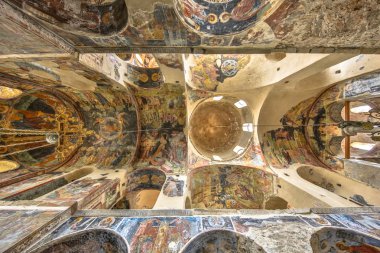 Kilise çatısının Mystras Manastırı Yunanistan Peloponnese yarımadasında frizler ile iç