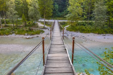 Swingbridge Bovec Triglav Ulusal Parkı, Slovenya, Avrupa'nın Soca Nehri üzerinde.