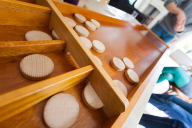 Sjoelen adlı geleneksel Hollanda oyunu. Ahşap diskleri deliklere gitmek zorunda