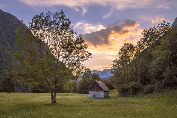 Slowenische Agrarlandschaft Bei Sonnenuntergang Den Julischen Alpen Bei Bovec Slowenien — Stockfoto