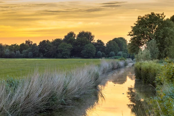Landschaft Über Fluss Und Straße Bei Sonnenuntergang Flachem Landwirtschaftlichem Gebiet — Stockfoto