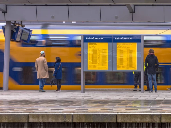 Çift Katlı Şehir Içi Tren Yolcu Yağmurlu Koşullarında Platformda Beklerken — Stok fotoğraf