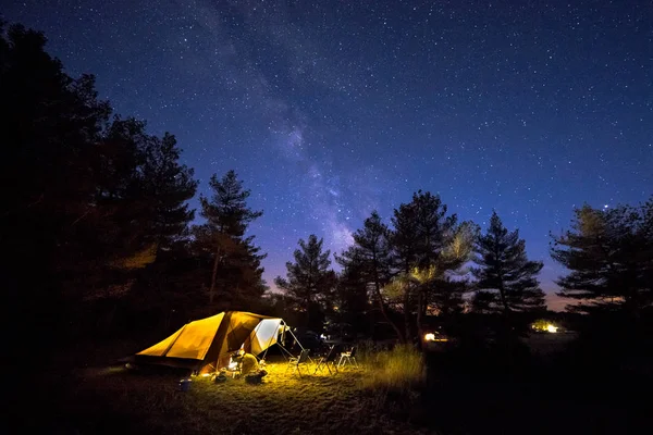 Tenda Familiare Con Pali Rigidi Acciaio Campeggio Sotto Cielo Stellato — Foto Stock