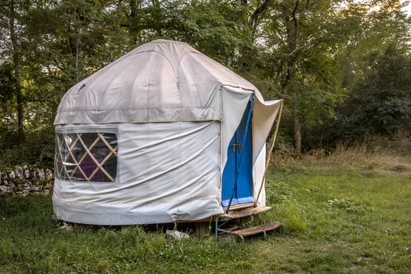 伝統的なモンゴルのユルト このタイプの避難所は 多くの場合 ヨーロッパでの休日の宿泊施設として使用されます — ストック写真