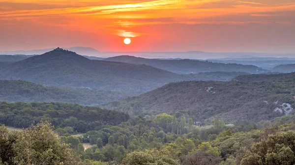 セヴェンヌ国立公園南フランスの Monoblet Occitanie 近くの丘の上のオレンジ色の日の出 — ストック写真
