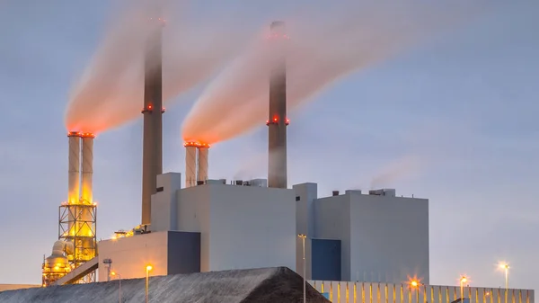 Detail Aangedreven Electriciteit Kolencentrale Europoortgebied Met Levering Voorgrond Maasvlakte Rotterdam — Stockfoto