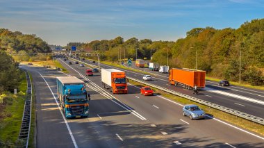 A12 Otoyolu'nda akşam motor Trafiği yukarıdan görülüyor. Bu Hollanda'nın en otobüs yollarından biridir