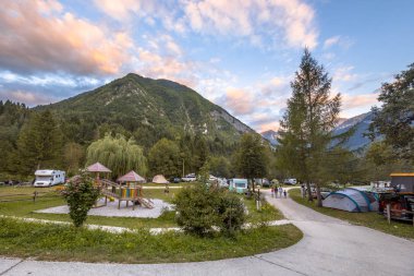 Bovec, Slovenya, 7 Ağustos 2017: Kamp içinde Triglav Ulusal parkta Julian Alps Slovenya, Europe