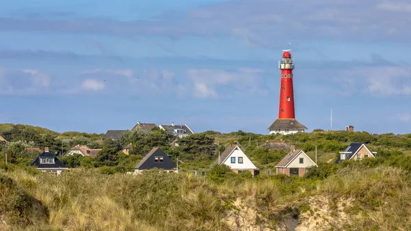 Roter Leuchtturm Zwischen Den Häusern Des Dorfes Schiermonnikoog — Stockfoto