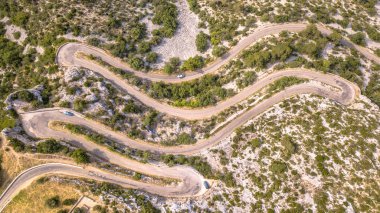 Hava yukarıdan aşağıya Hairbpin görünümünü viraj yol Cevennes, Occitania, Fransa