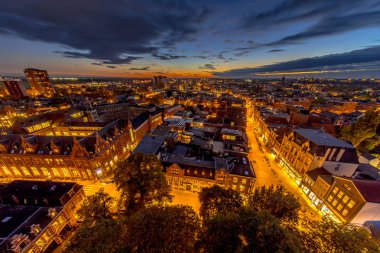 Aa kilise Meydanı gece Groningen şehir tarihi kent merkezinde hava görünümünü. Hollanda.
