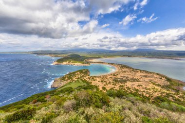 Voidokilia Beach, Güney Avrupa, lagün Voidokilia görünümü, Messinia, Yunanistan bir yüksek noktasından en güzel plajlarından panoramik havadan görünümü