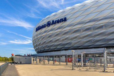 Münih, Almanya - 14 Ağustos 2017: Allianz Arena Stadyumu giriş Münih, Almanya. Fc Bayern Münih için ev futbol stadyumu 70.000 koltuk kapasiteli Allianz Arena olduğunu