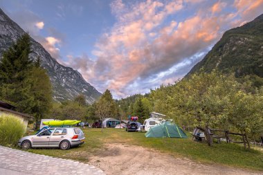 Bovec, Slovenya, 7 Ağustos 2017: Kamp yerinde Bahçesi günbatımı Triglav Milli Parkı'nda Slovenya Julian Alps, Europe