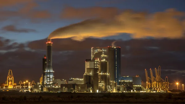 広がった Maasvlakte それロッテルダムのユーロポートに照らされた煙で石炭駆動発電所 — ストック写真