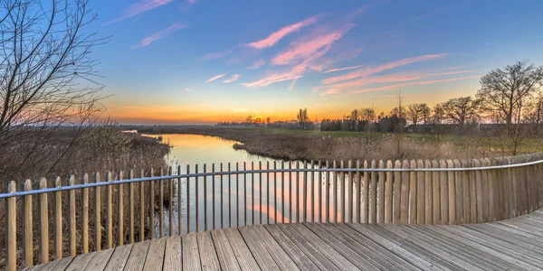 明るいウッドデッキ バルコニー面積フローニンゲン オランダを湛 Onlanden 自然保護区の橋の夕日 — ストック写真