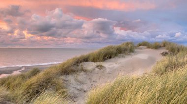Gün batımı görünümünden dune Kuzey Denizi ve kanal: Zeeland, Hollanda