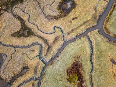 Hollanda, Zeeland 'deki Verdronken kara van Saeftinghe' deki gelgit kanalizasyon sistemine sahip gelgit arazisinin yukarıdan görünüşü.