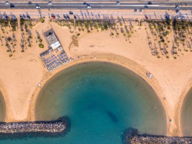 Sabahın erken saatlerinde sarı renkli kumsalda güneşli bir günde Fransa 'nın Frejus Cote d' Azur kenti yakınlarındaki Saint Aygulf 'ta