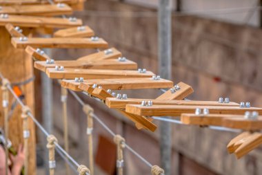 Halat köprü kapalı Macera Parkı içinde denge için kavram olarak iş ve Finans kırık