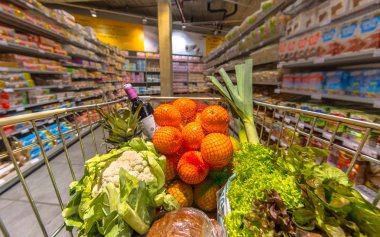 Bakkal arabası sepeti süpermarket koridor, müşteriler açısından bakıldığında görülen sağlıklı gıda ürünleri ile dolu