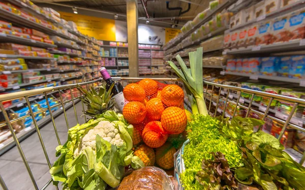 Carro Del Carro Compra Pasillo Del Supermercado Lleno Productos Alimenticios —  Fotos de Stock