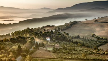 Tuscany sisli hills panorama görünüm kırpma