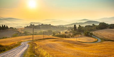 Tuscany sisli hills panorama görünüm