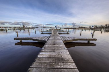 Marina boş ahşap İskelesi
