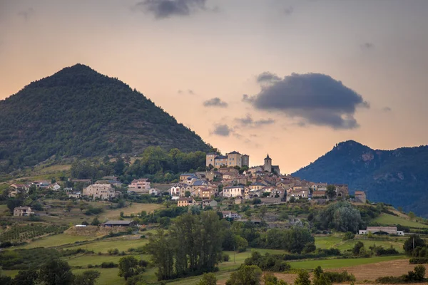 Hilltop Village em Cevennes vale paisagem — Fotografia de Stock