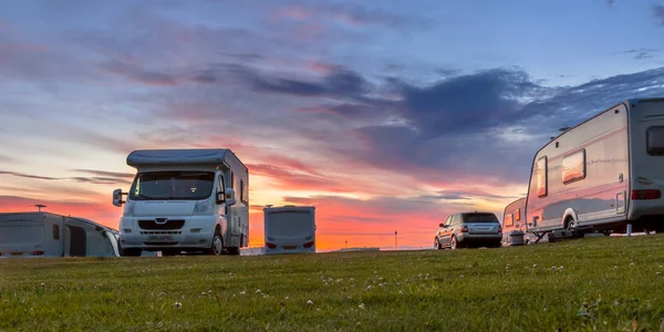 Wohnwagen und Autos bei Sonnenuntergang — Stockfoto