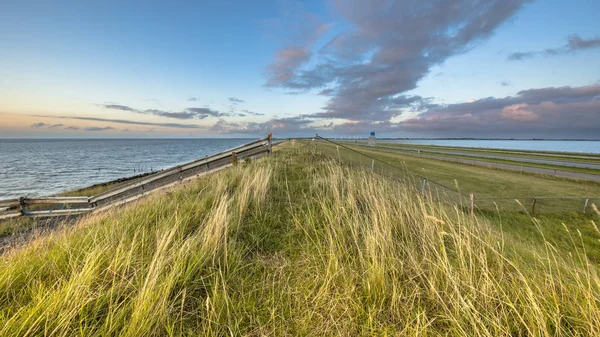 Recinzione tramonto diga Afsluitdijk olandese — Foto Stock